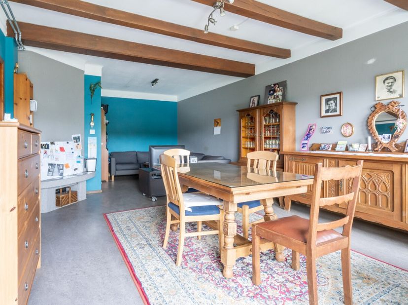 ERA BLUX stelt u graag dit charmante appartement voor, gelegen op het gelijkvloers van een kleine residentie met vier eenheden, ideaal gelegen in het