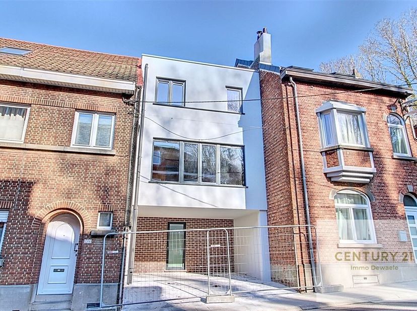 A 5&#039; à pied du centre de Braine-l&#039;Alleud et de ses nombreuses commodités, Century 21 Immo Dewaele est ravi de vous présenter cette maison casco d&#039;envi