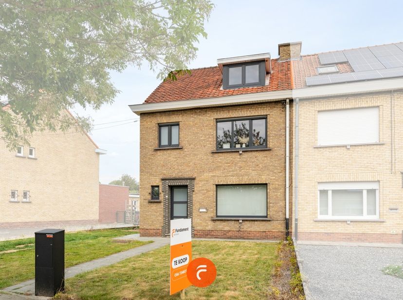 Gezinswoning in rustige woonbuurt en toch vlakbij centrum en de belangrijkste invalswegen. Stevig gebouwd en goed onderhouden. Het huis bestaat gelijk