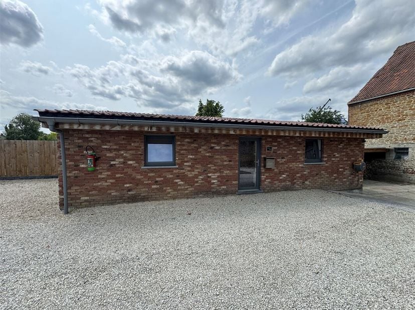 Bureaux à louer dans un complexe sécurisé à Blaton, à 2 pas de la gare et de l&#039;autoroute. &lt;br /&gt;
Le bien comprend : un bureau (18m²), un second bureau