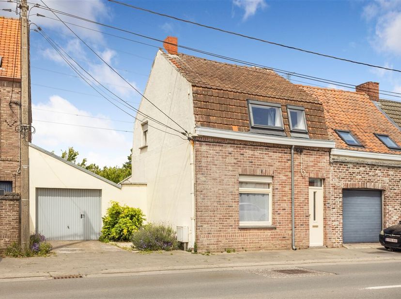 Charmante maison 2 chambres avec jardin et garage - &lt;br /&gt;
Rez : Hall d&#039;entrée, lumineux séjour (salon et salle à manger), 2e salon, cuisine donnant s