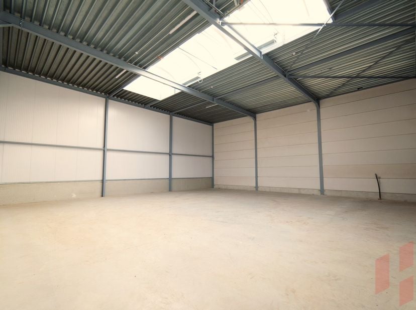 - KMO-unit te huur met een oppervlakte van 150m²&lt;br /&gt;
- Beschikbare units variëren tussen 150m² en 225m²&lt;br /&gt;
- Nieuwbouw uit 2019 met staalconstruc
