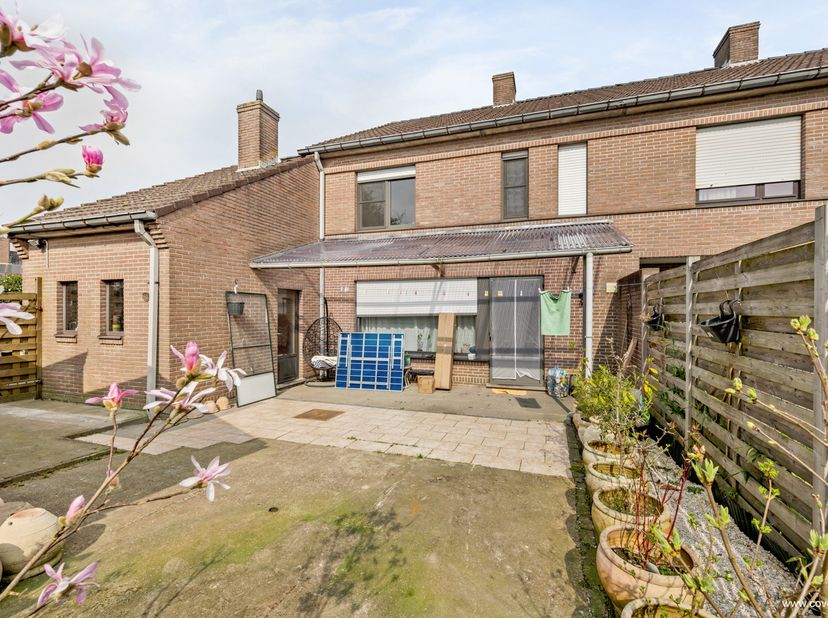 Deze woning bestaande uit: inkomhal met toilet en vestiaire, woonkamer - salon, keuken met ontbijthoek en berging.&lt;br /&gt;
&lt;br /&gt;
Op de verdieping: nach