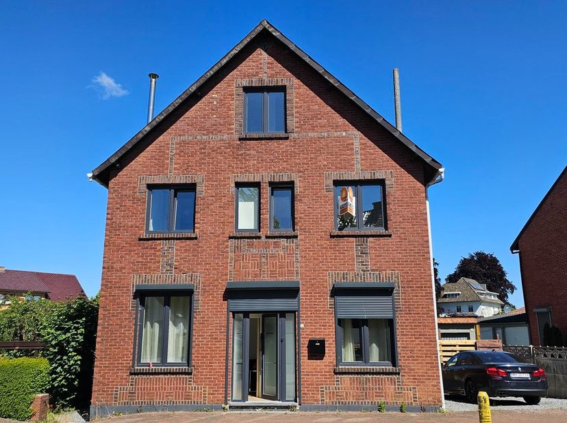 Gelijkvloers bestaat deze woning uit een inkomhal, een ruime living bestaande uit een zithoek en een eetkamer met een open keuken, een gastentoilet en