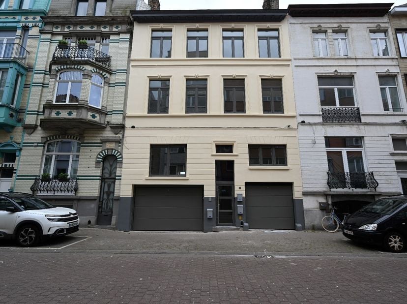 Op zeer centrale ligging in nabijheid van stadhuis en shopping vindt u dit volledig gerenoveerd parkeercomplex terug. Deze is onderverdeeld met een ke