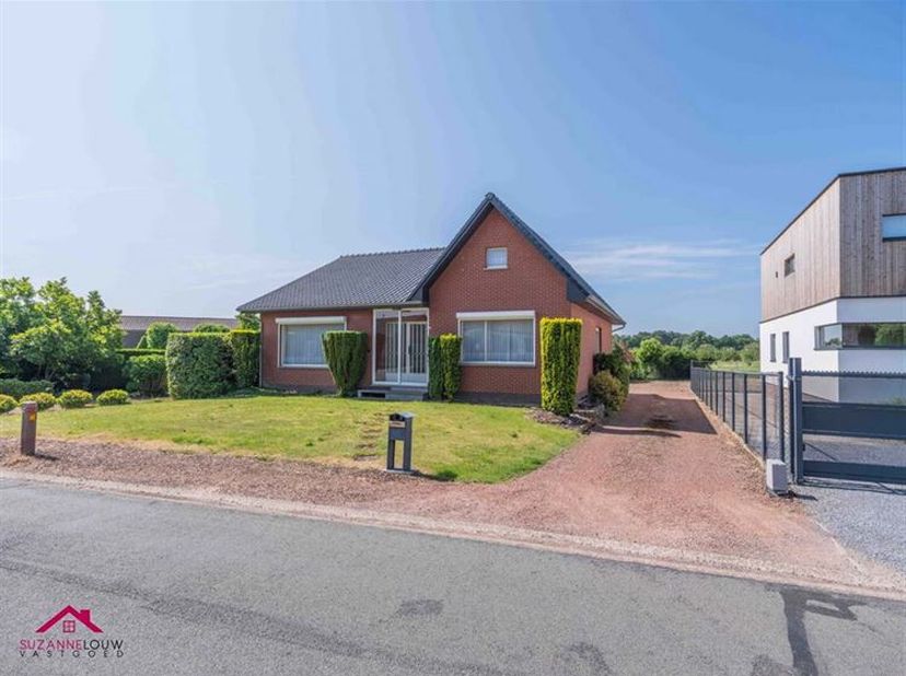 Vrijstaande, op te frissen woning met dubbele inpandige garage op ruim, zuidelijk georiënteerd perceel&lt;br /&gt;
Troeven&lt;br /&gt;
- Perceel van 14are01ca&lt;br