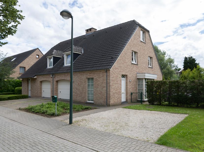 STERREBEEK - Spacieuse maison à 3 façades, excellemment située à la frontière avec Wezembeek-Oppem et à proximité des transports publics (tram et bus)