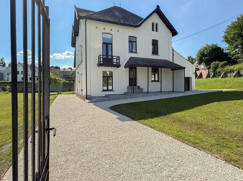 LA HULPE  La Mazerine. Située dans un environnement calme et verdoyant, superbe MAISON (3 CH / 2 SDB) entièrement rénovée avec caractère, développant