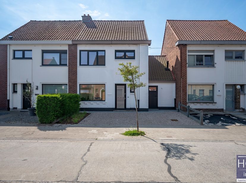 De ligging&lt;br /&gt;
Deze woning is uitstekend gelegen, in een rustige straat doch met optimale verbindingen. De markt van Waregem, voorzien van allerhand