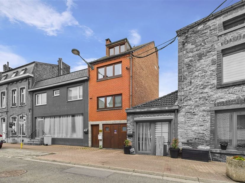 INNOV&#039;EXPERT immobilière vous invite à venir découvrir cette maison bel-étage, idéalement située dans une rue calme à proximité directe de toutes les