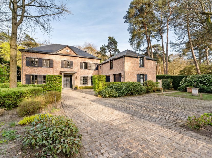 Prachtige villa op 2464m², uiterst luxueus afgewerkt met oa. gastenverblijf, poolhouse met overdekt terras, buitenbar, verwarmd zwembad met cover, jac