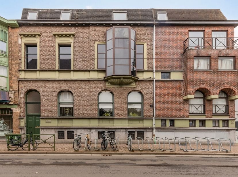 Immeuble d&#039;investissement unique dans un emplacement privilégié à Gand, à l&#039;angle de Sleepstraat et Huidevetterskaai, près du centre historique. Cette