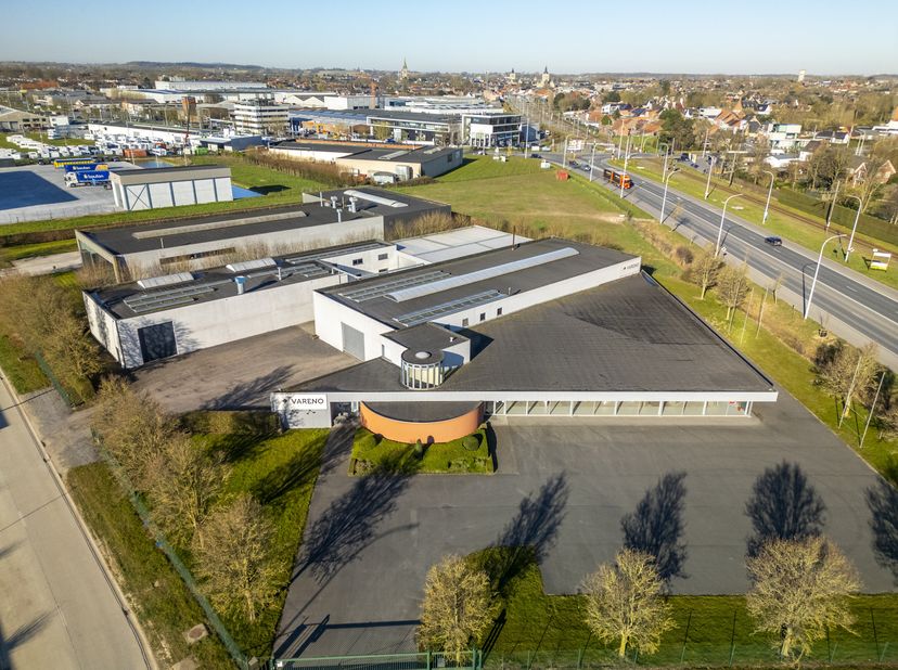 Bénéficiant d&#039;un emplacement privilégié le long de l&#039;autoroute Poperinge-Ypres, cet immeuble d&#039;affaires polyvalent à vendre est situé sur une superfic