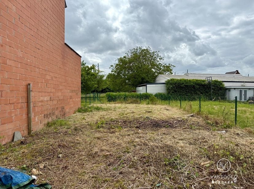 Bouwgrond voor gesloten gezinswoning in Erembodegem - Terjoden. Centraal gelegen in een doodlopende straat. Op korte afstand van Haaltert en Aalst en