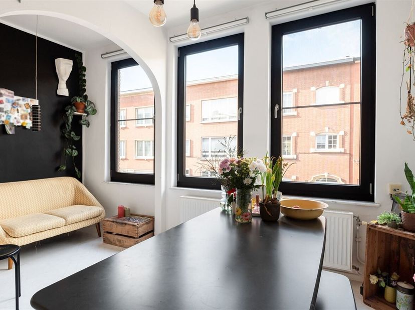 Instapklare woning met 2 slaapkamers te koop in de Koolstraat, gelegen in het hart van Borgerhout. Deze charmante woning met 2 slaapkamers bevindt zic