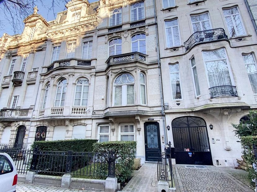 Ave Molière, magnifique appartement meublé avec goût au troisième étage d&#039;un immeuble de caractère. Il se compose d&#039;un hall d&#039;entrée avec toilettes et