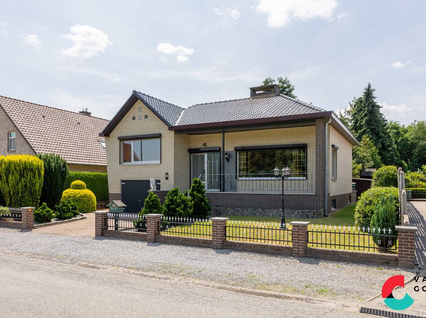Vrijstaande woning gelegen op een ruim perceel van 11 are 45 ca en volledig voorzien van kelder.&lt;br /&gt;
Het pand beschikt over een gunstige EPC-score v