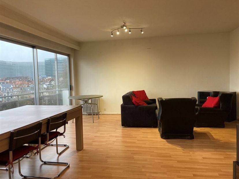 Bel appartement lumineux au 8ème étage d&#039;un immeuble et avec vue exceptionnelle sur le Square Marie-Louise. Hall d&#039;entrée, grand living donnant sur le