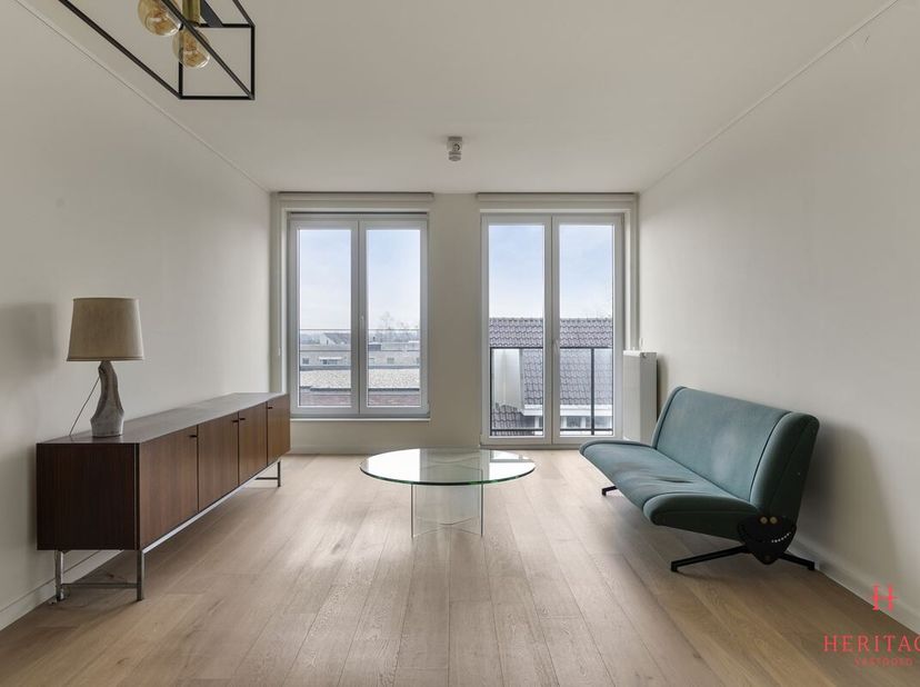 Situé au 3ème étage d&#039;un immeuble récent et élégant, il dispose d&#039;une place de parking pratique.&lt;br /&gt;
Cet appartement récent d&#039;une chambre au centre
