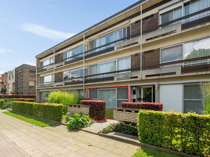 Gelijkvloers appartement (88m²) voorzien van 2 slaapkamers, gemeenschappelijke tuin en garage (mogelijkheid bij aan te kopen t.w.v. € 22.000) gelegen