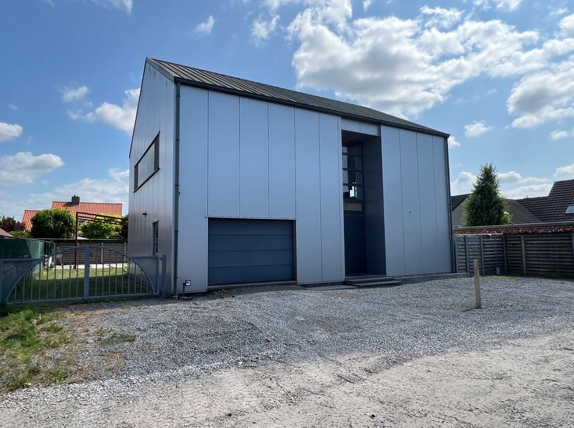 Bent u op zoek naar een ruime, energiezuinige en rustig gelegen woning met veel lichtinval en tal van mogelijkheden? Dan is deze instapklare woning pr