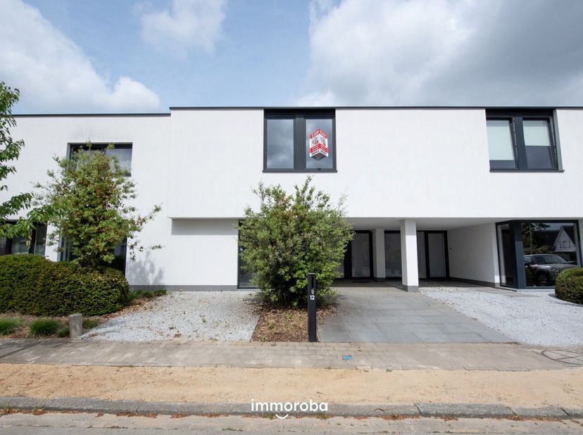Recente woning met ruime slaapkamers en gezellige, west georiënteerde tuin.&lt;br /&gt;
De tuin is volledig aangelegd met zonneterras en bergruimte met over