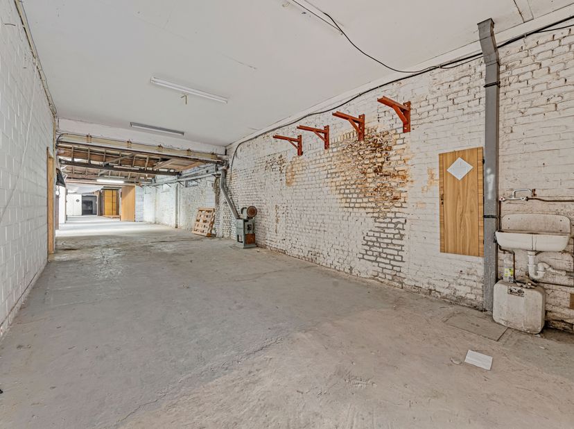 Magasin spacieux avec appartement à vendre à Menin !&lt;br /&gt;
Nous entrons dans la propriété qui nous amène dans le garage. À côté du garage se trouve un
