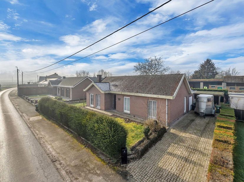 Voor meer info of bezoek, bel 0486/54.96.16 - Op een rustige locatie in Zandbergen bevindt zich deze te renoveren/op te frissen bungalow op een percee