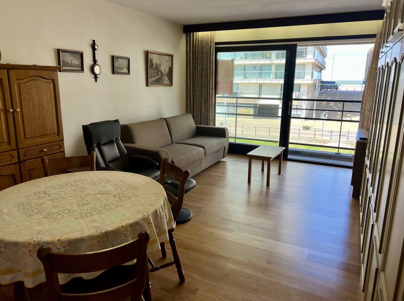 Aangename, goed onderhouden gemeubelde studio met zeezicht in het centrum van Wenduine op de 2de verdieping. Bestaande uit: inkomhall met ingemaakte k
