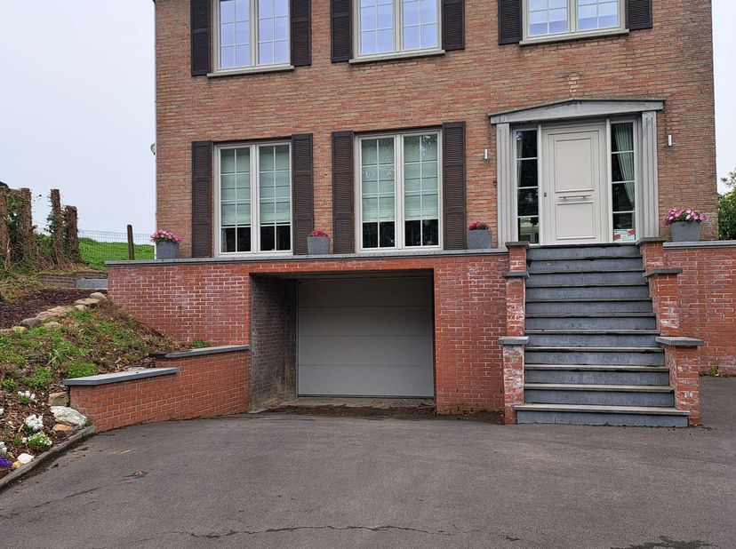 Deze ruime woning, gelegen in het landelijke &#039;s Herenelderen biedt een rustige en luxueuze woonomgeving. Naast de oprit in asfalt is er een beklinkerd