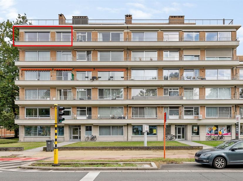 Ruim appartement met 4 slaapkamers, terrassen en staanplaatsen&lt;br /&gt;
We komen binnen in een centrale inkomhal met gastentoilet die doorgang biedt naar