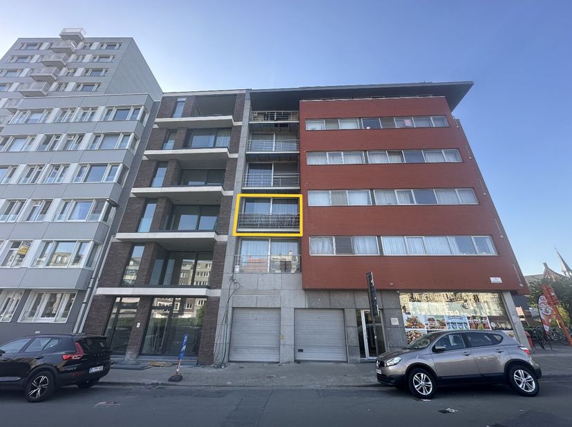 Dit instapklaar 1-slaapkamer appartement op de tweede verdieping is ideaal gelegen op wandelafstand van het centrum en het Sint-Pieterstation met wink