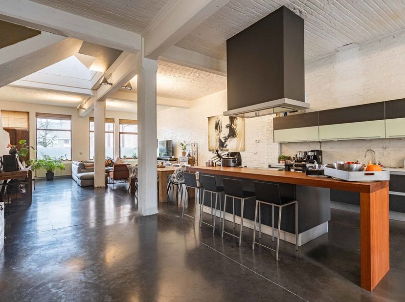 Deze lichtrijke loft van 285m² maakt deel uit van een loftencomplex in een voormalige textielfabriek (weverij Napoleon Annicq-Willems) en combineert i