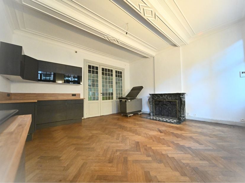 Surface totale : 92 m²&lt;br /&gt;
Cabinet de 25 m² possédant:&lt;br /&gt;
-une salle d&#039;attente&lt;br /&gt;
-une salle commune de rangement&lt;br /&gt;
-des toilettes&lt;br /&gt;
&lt;