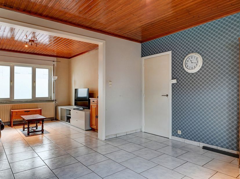 ALGEMEEN:&lt;br /&gt;
Te renoveren tweegezinswoning.&lt;br /&gt;
INDELING:&lt;br /&gt;
 Jeugdlaan 82: gelijkvloers: living, slaapkamer, keuken, met toegang tot kelder e