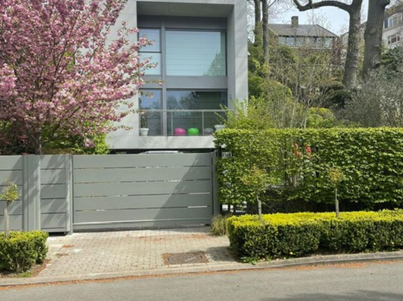 VILLA CONTEMPORAINE 3 CHAMBRES réalisée en 2013 par le célèbre bureau Axent Architects.&lt;br /&gt;
Située au cur du Fort Jaco, au calme dans une rue sans i