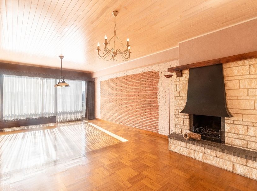Gelegen in Meidoorn, een rustige en toch centrale locatie, bieden wij dit op te frissen appartement aan. Dit appartement bevindt zich nabij winkels, r