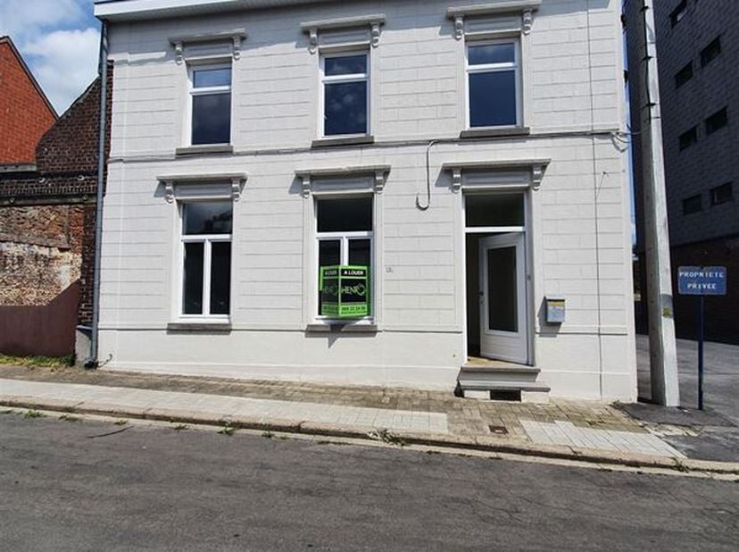 HENRO IMMO vous présente cette belle maison située dans une rue calme à sens unique. &lt;br /&gt;
Elle est composée au rez-de-chaussée d&#039;un hall d&#039;entrée, u