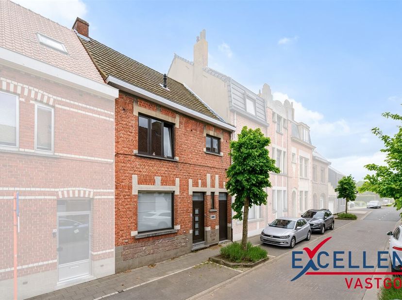 Deze charmante woning in het hart van Deinze (Petegem-aan-de-Leie) is een ideale locatie voor wie een combinatie zoekt van rust en toegankelijkheid. &lt;