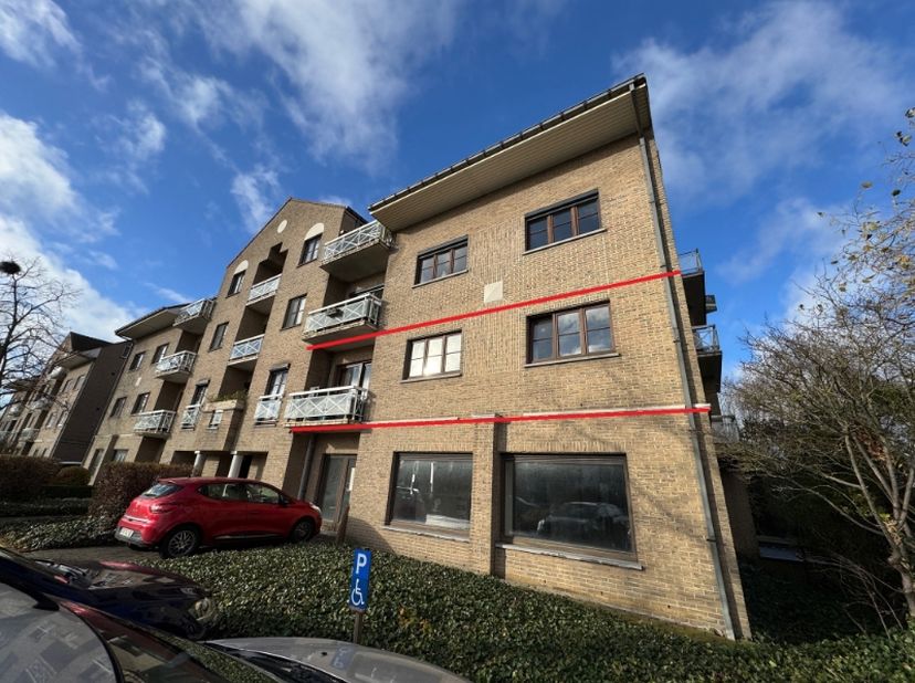 Dit appartement van bouwjaar 1991 zal U verrassend overtuigen na een bezoek met zijn vele ruimte, goede indeling en veel lichtinval. er werd recent ee
