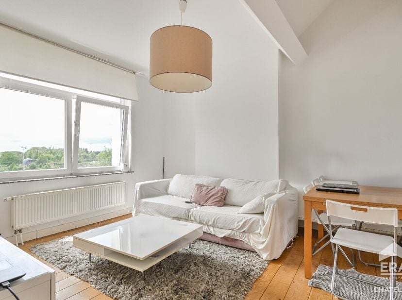 ERA CHATELAIN vous propose ce magnifique appartement situé au dernier étage d&#039;une petite copropriété de 4 appartements à Uccle offrant une surface de