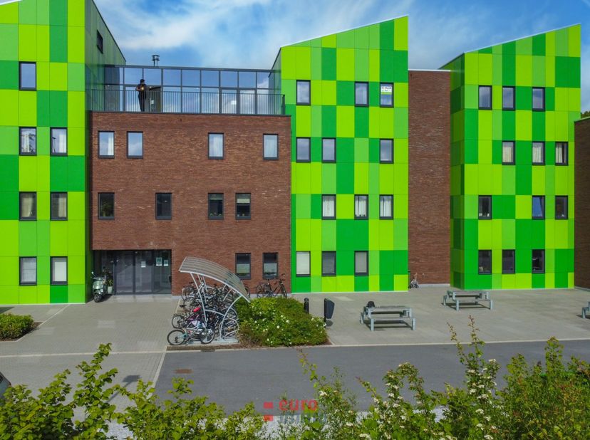 Gelegen aan de ring van Brugge vindt u de residentie Kotville. De groene accenten zijn typerend voor deze moderne studentenresidentie die vele student
