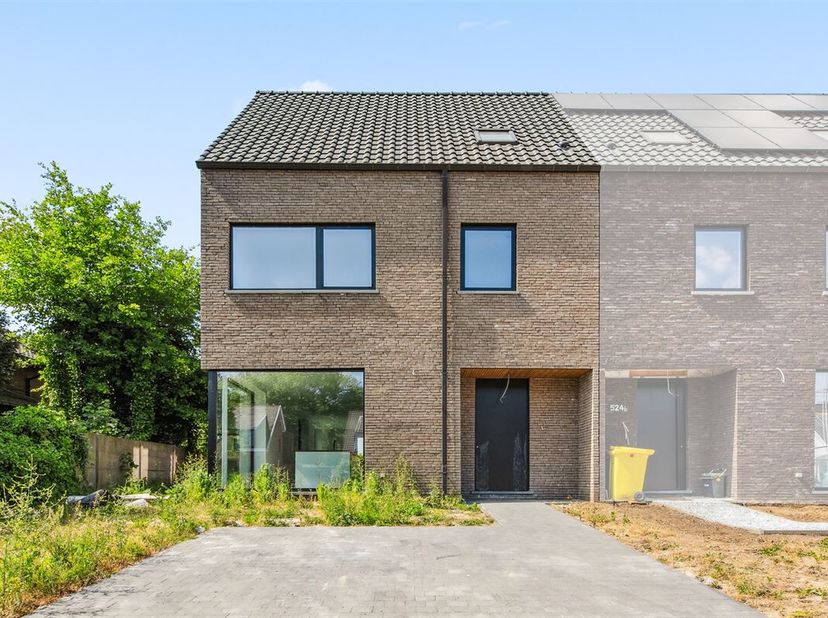 We kunnen u niet elke dag een nieuwe woning met 6 kamers aanbieden zoals deze. Onder dak zit tussen de 2 ruime kamers een douchekamer geprangd, met in