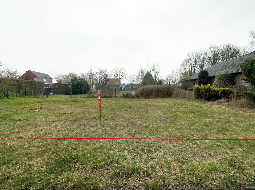 PERCEEL BOUWGROND  &lt;br /&gt;
 &lt;br /&gt;
GEMEENTE DIEPENBEEK, afdeling 2: bouwgrond voor halfopen bebouwing, gelegen aan de Bosstraat, groot 04 are 84 centia