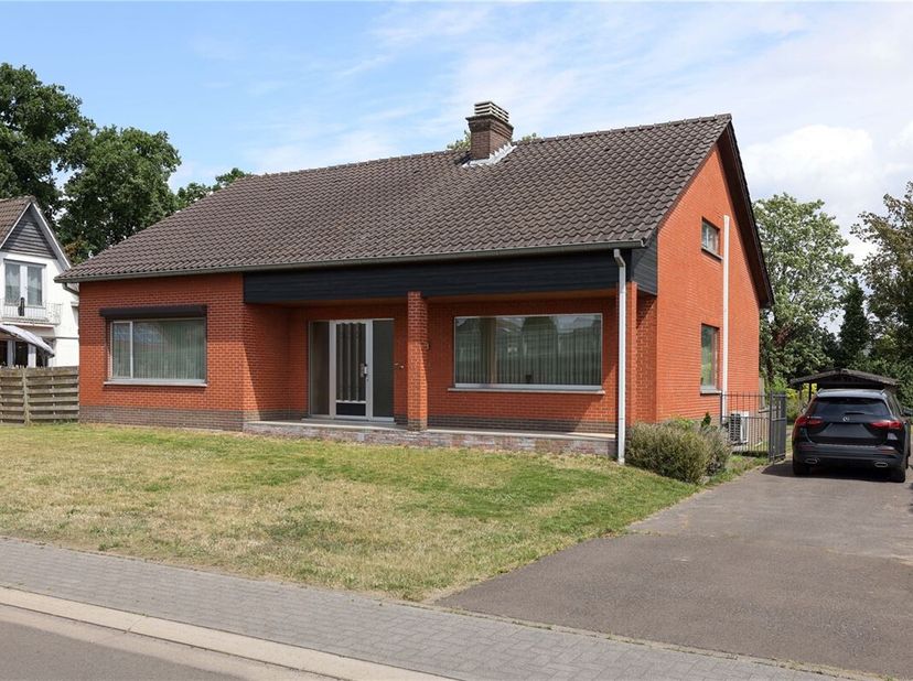 Verrassend ruime gezinswoning met 5 slaapkamers op een knap perceel van 14a 78ca&lt;br /&gt;
Omgeving:&lt;br /&gt;
+ Centrale ligging nabij het stadscentrum van H