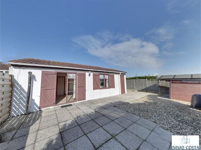 Geniet van een heerlijke vakantie in dit charmante vakantiehuisje aan de Duinenweg 493 in Middelkerke! Met twee gezellige slaapkamers en een zuidgeric