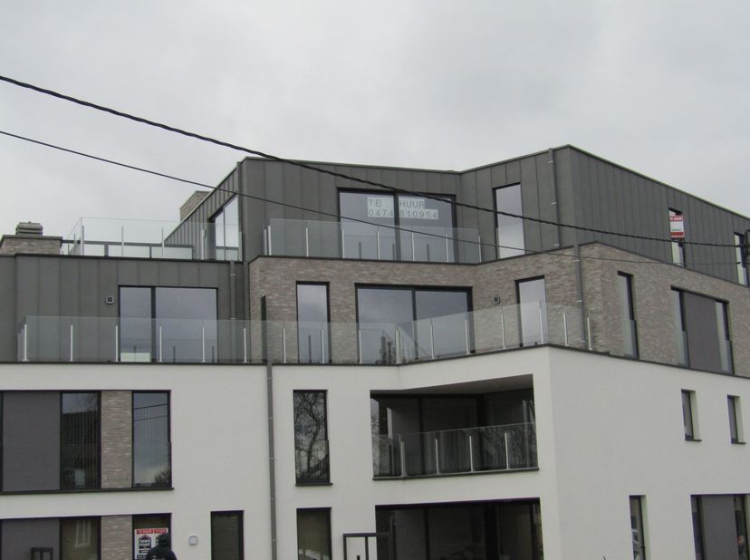 Dit zeer recent dakappartement(2020) is gelegen op de 3de verdieping van residentie Telesto in Zammel.  Appartement bestaat uit: grote inkomhal met ap