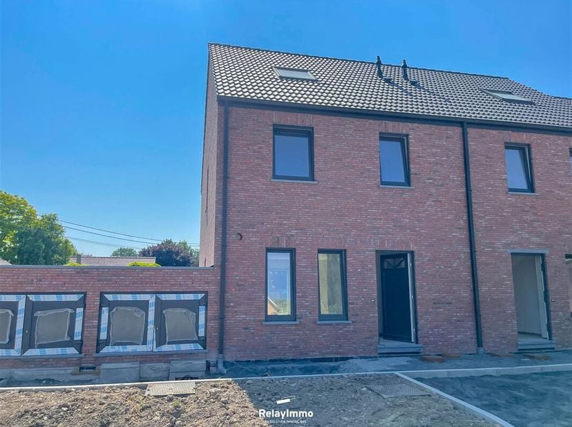 Nouvelle maison une mitoyenneté (Lot 1) avec trois chambres (poss quatre et bureau - OPTION), une salle de bain, deux emplacements de parking et jardi
