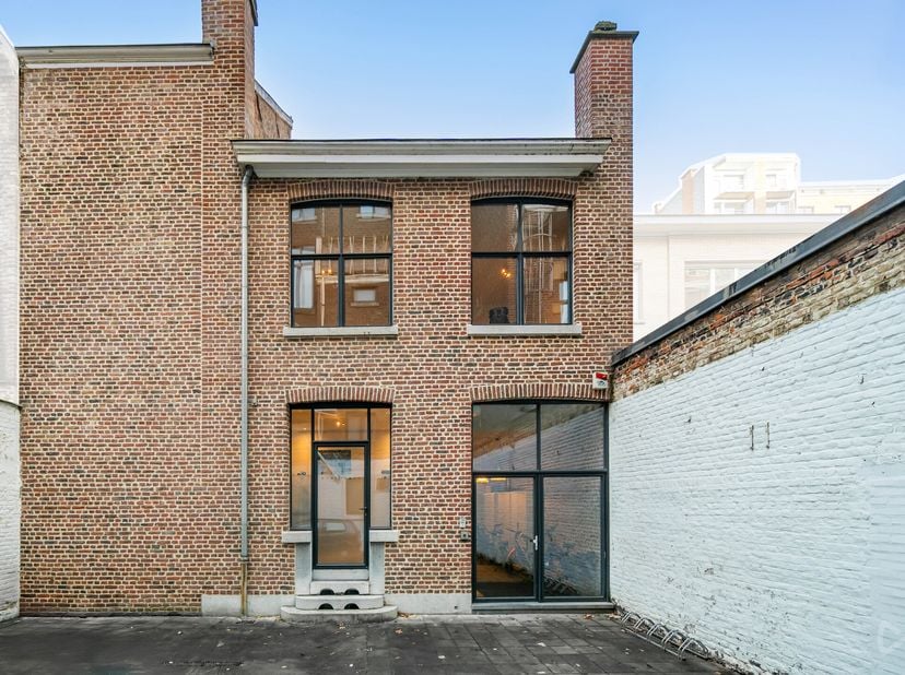 We Invest et Julie ont le plaisir de vous proposer à la location un superbe immeuble de bureaux.&lt;br /&gt;
Nous vous proposons un espace de bureaux spacie