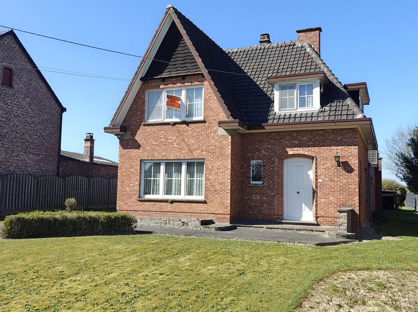 In het hart van het landelijke Alken, gelegen in een rustige straat, bevindt zich deze alleenstaande woning met tal van mogelijkheden. De woning is to